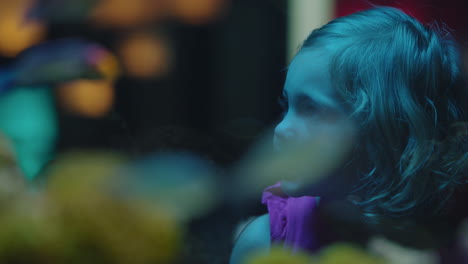 niña mirando peces en el acuario niño curioso viendo colorida vida marina nadando en el tanque aprendiendo sobre animales marinos en el ecosistema submarino niño curioso en el oceanario