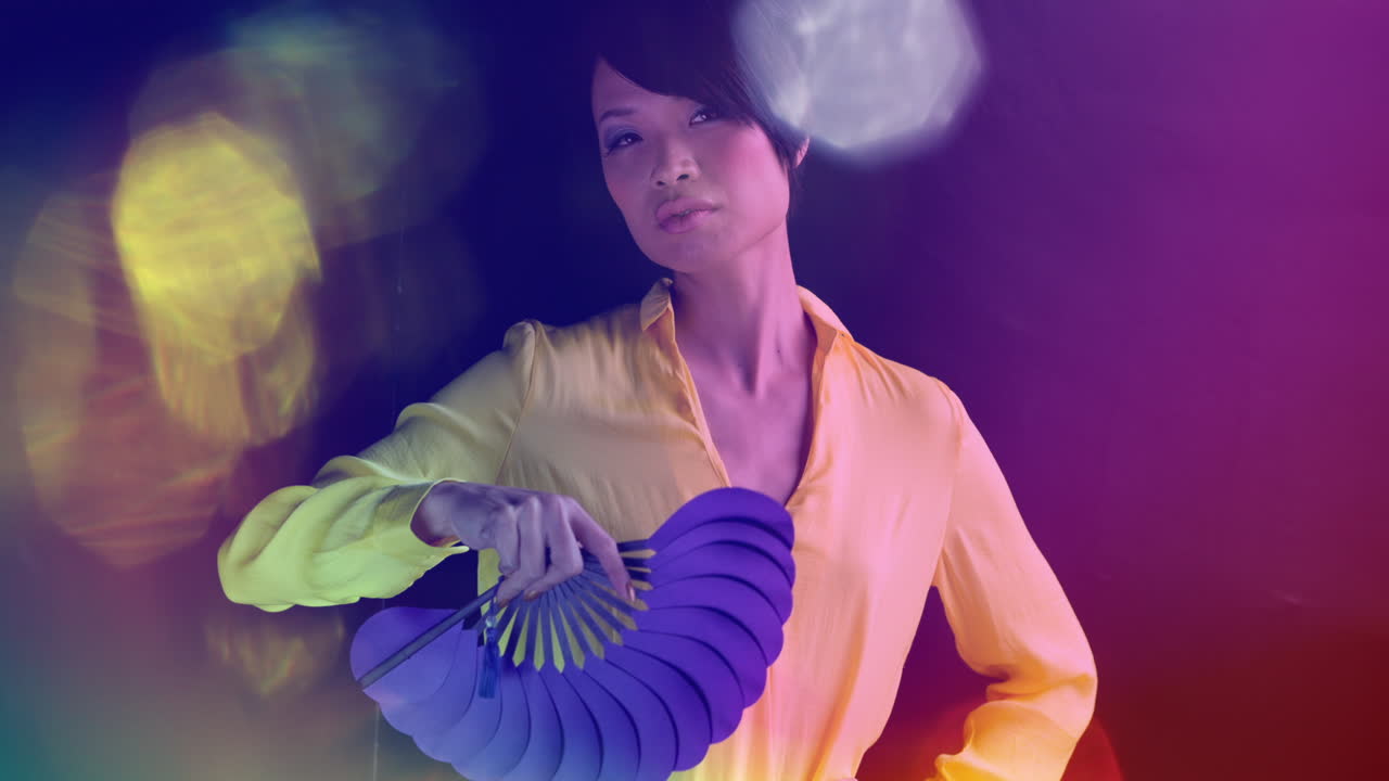 modella asiatica che posa e balla