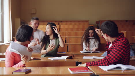 estudiantes en un aula