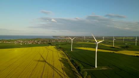 Industrielle-Windturbinen-Erzeugen-Erneuerbare-Energie-Im-Ländlichen-Polen