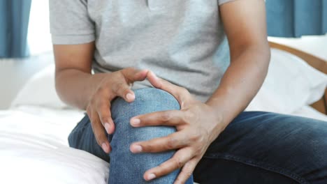 Primer-Plano-De-Un-Hombre-Que-Sufre-Dolor-En-Las-Articulaciones-De-La-Rodilla