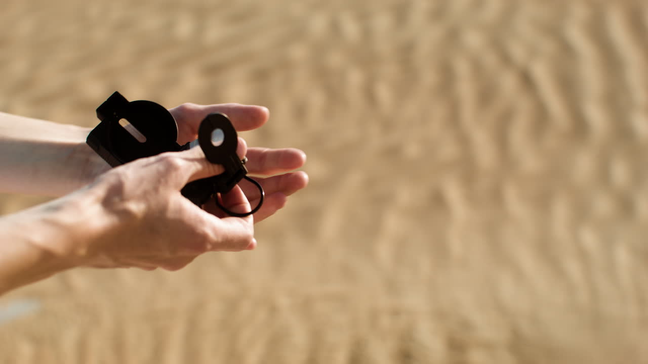 손에 들고 있는 나침반