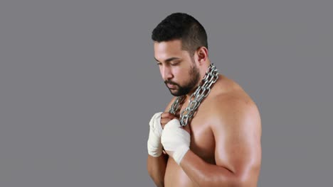 hombre musculoso con vendaje y cadena de sujeción