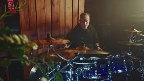 baterista tocando la batería en un estudio de grabación