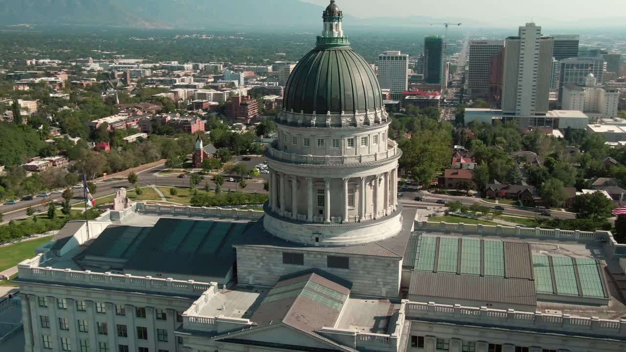 increíble capitolio del estado de utah con una revelación de la ciudad
