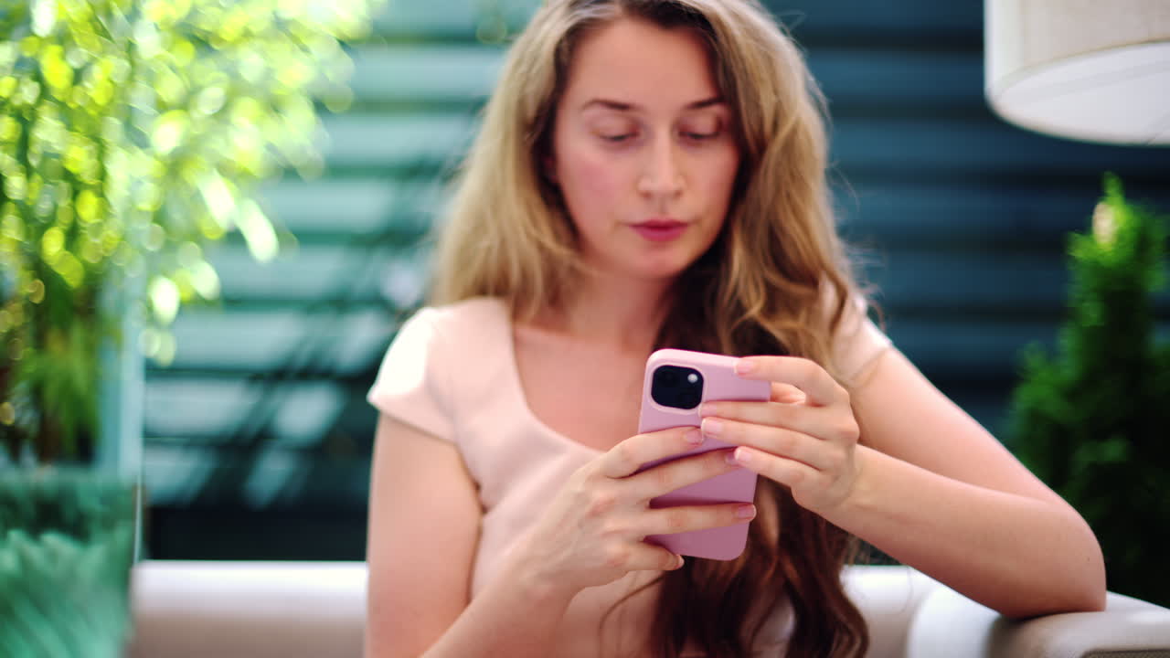 Brunette woman scrolling on the phone outside in daylight