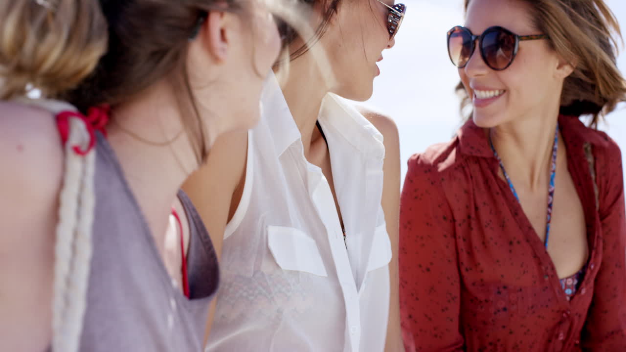 ⁇ 드폰을 사용하는 십대 소녀들이 소셜 미디어에서 여름 휴가 사진을 공유합니다.