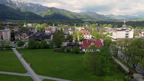 Sobrevuelo-De-Zakopane,-Polonia,-Un-Pueblo-Turístico-Con-Arquitectura-Goral-Tradicional-Cerca-De-Las-Montañas-Polacas-Tatra,-Carrusel,-Bosques,-Pico-Giewont-Y-Gran-Salto-De-Esquí-Krokiew---4k-Avanzando