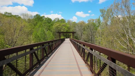 The-pedestrian-bridge-at-Clarksville-Greenway-in-Clarksville,-Tennessee