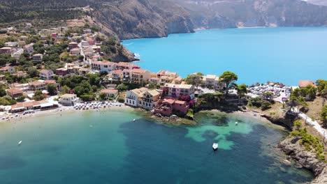 hotel resort mediterráneo en la pintoresca península griega, órbita aérea verano