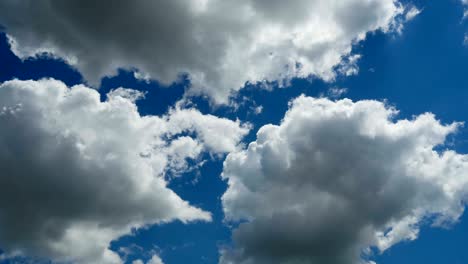 las nubes se mueven en el cielo azul.