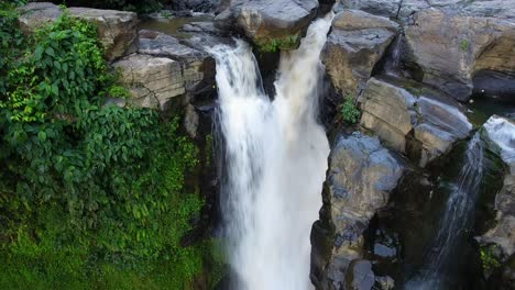 toma fija filmada desde un dron en 4k, caída de agua tropical en ubud, bali, indonesia