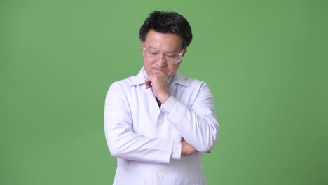 보호 안경을 쓴 성숙한 일본인 남자 의사