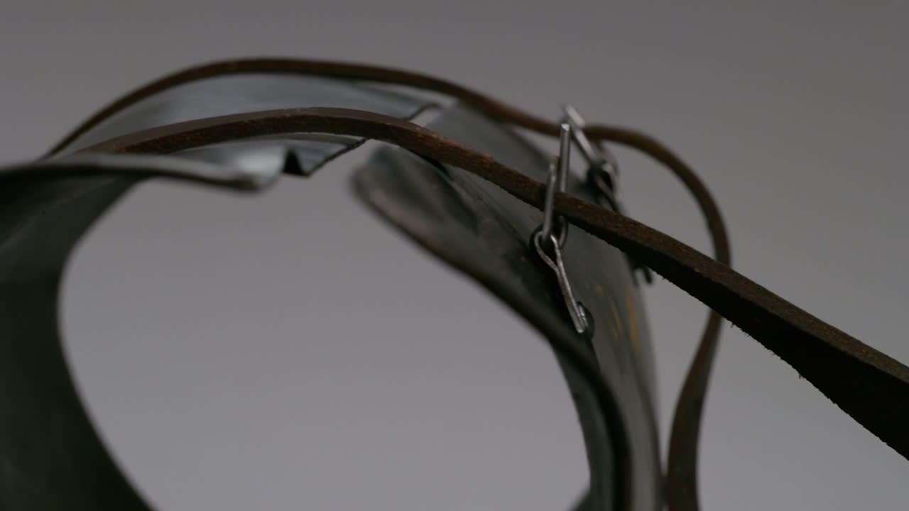 정강이 다리 갑옷 스튜디오에서 기사 갑옷을 닫습니다