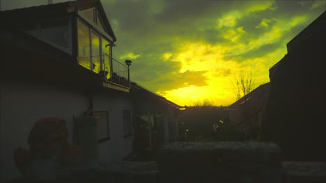 Cielo-Verde-De-La-Guerra-Nuclear---Espectacular-Amanecer-Sobre-Un-Barrio-Brumoso-En-4k