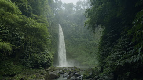 Wasser-Fällt-über-Den-Versteckten-Nung-Nung-Wasserfall-In-Indonesien