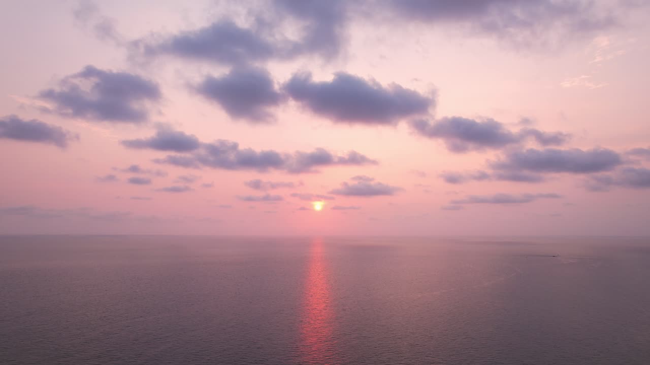 Tramonto panoramico su un paesaggio marino, Khlonghin Beach a Ko Kut, Trat, Thailandia - Ripresa con drone.