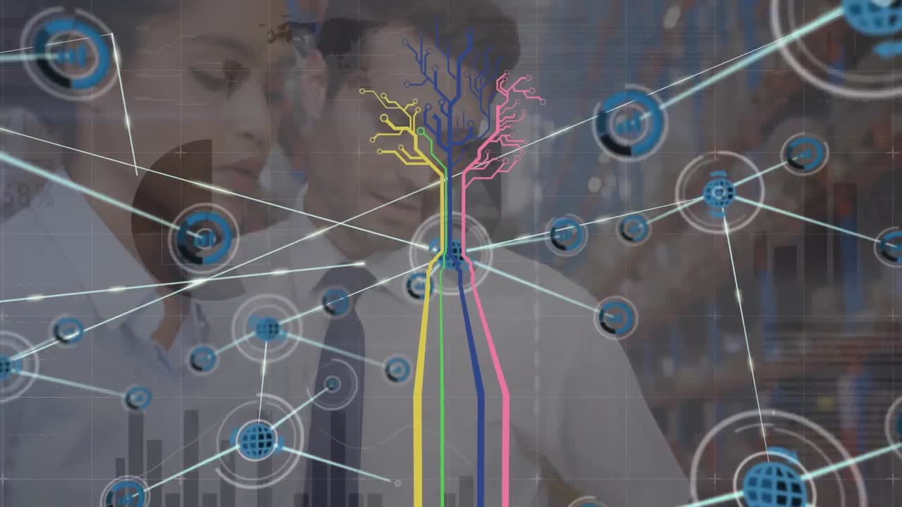 анимация схемы платы, подключенные иконы, многорасовые менеджеры обсуждают на складе.