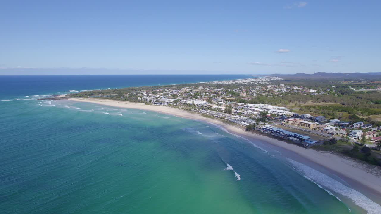 paisaje marino turquesa en kingscliff en la región de los ríos del norte de nueva gales del sur, australia - toma aérea