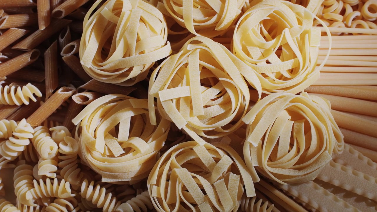 Primo piano panoramico di vari formati di pasta secca