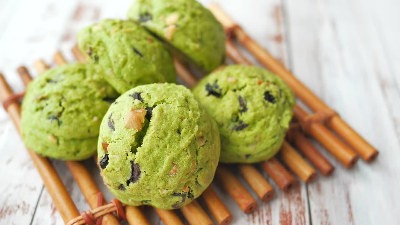 galletas de matcha en una bandeja de bambú