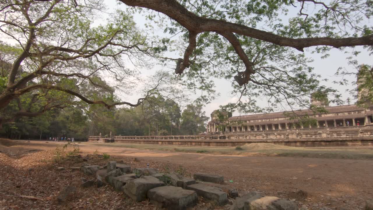amplia toma panorámica que muestra los grandes edificios del templo en angkor wat en camboya, luz del día brillante y soleada
