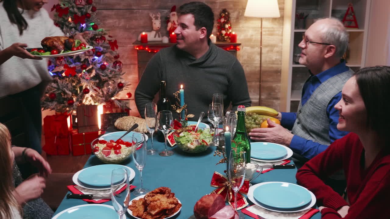 madre sirviendo delicioso pollo a su familia
