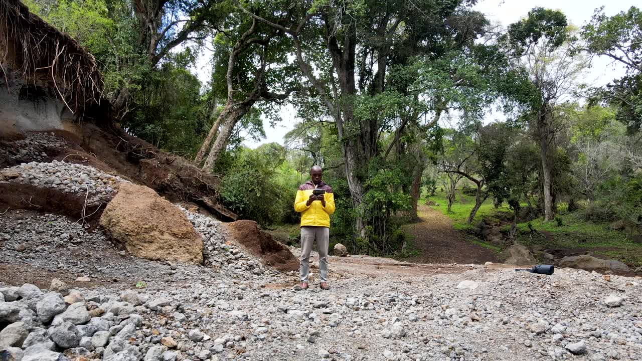 avión industrial uav innovador piloto de drones tomando fotografía de drones operando drones de seguridad en el bosque de kenia