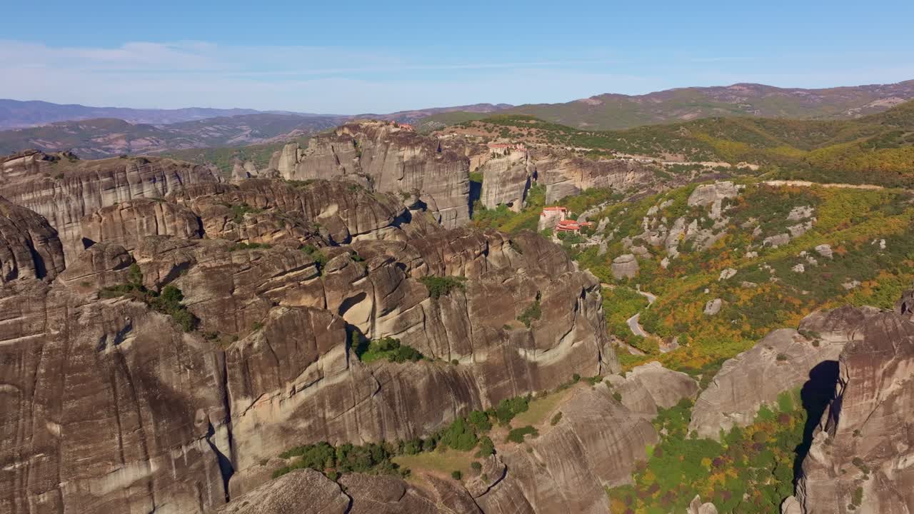 Meteora-klostren belägna på Greklands klippor i en fantastisk flygvy
