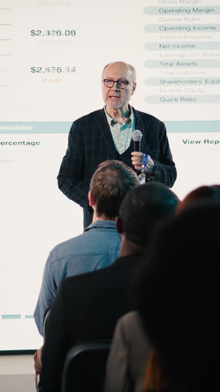 Video verticale: imprenditore senior che inizia una presentazione durante una business conference