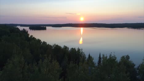 el lago ely de minnesota en el atardecer drone