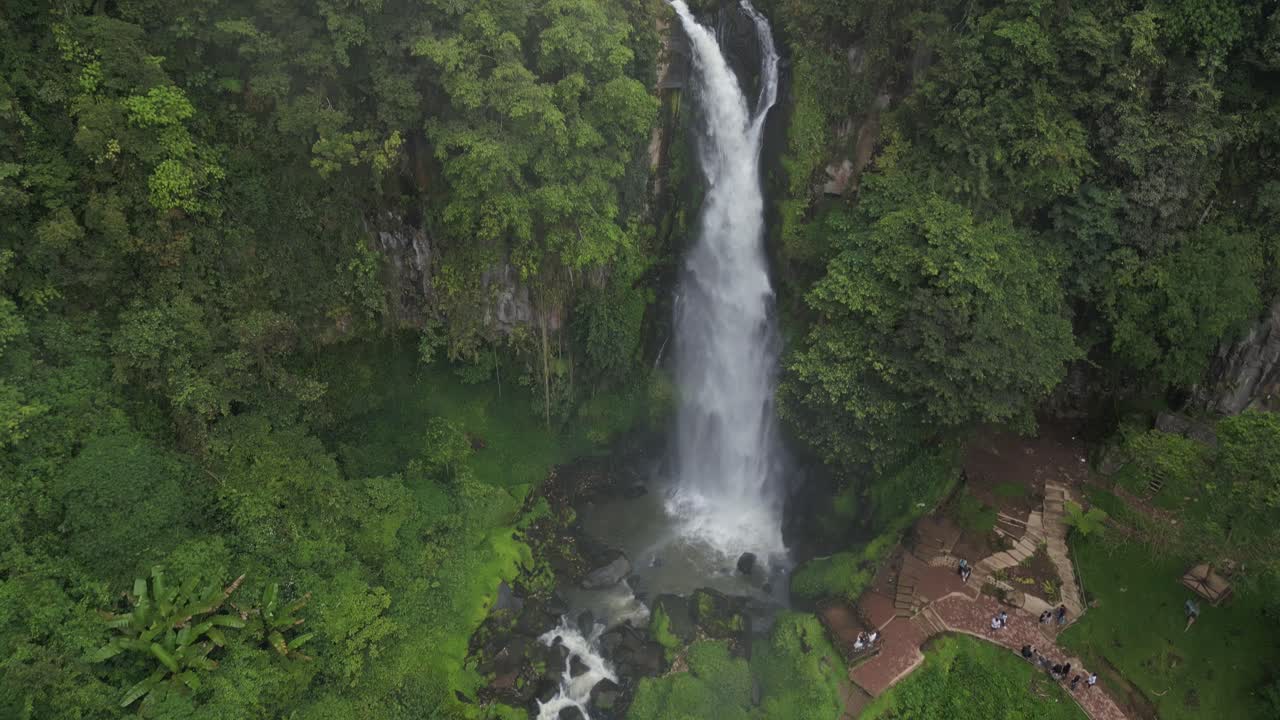 vista aérea de air terjun sikulikap del bosque de penatapan en berastagi, en el norte de sumatra, indonesia