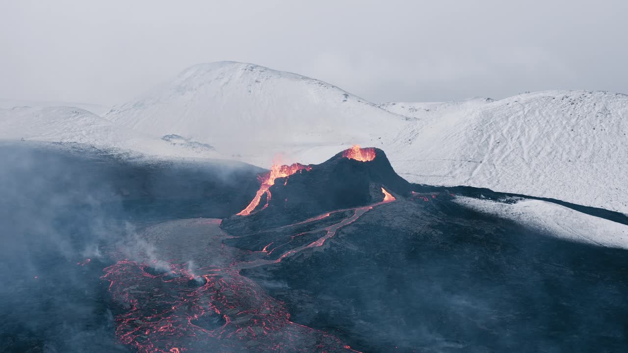 Utrolig scene med vulkanudbrud i arktisk islandsk landskab, luftfoto