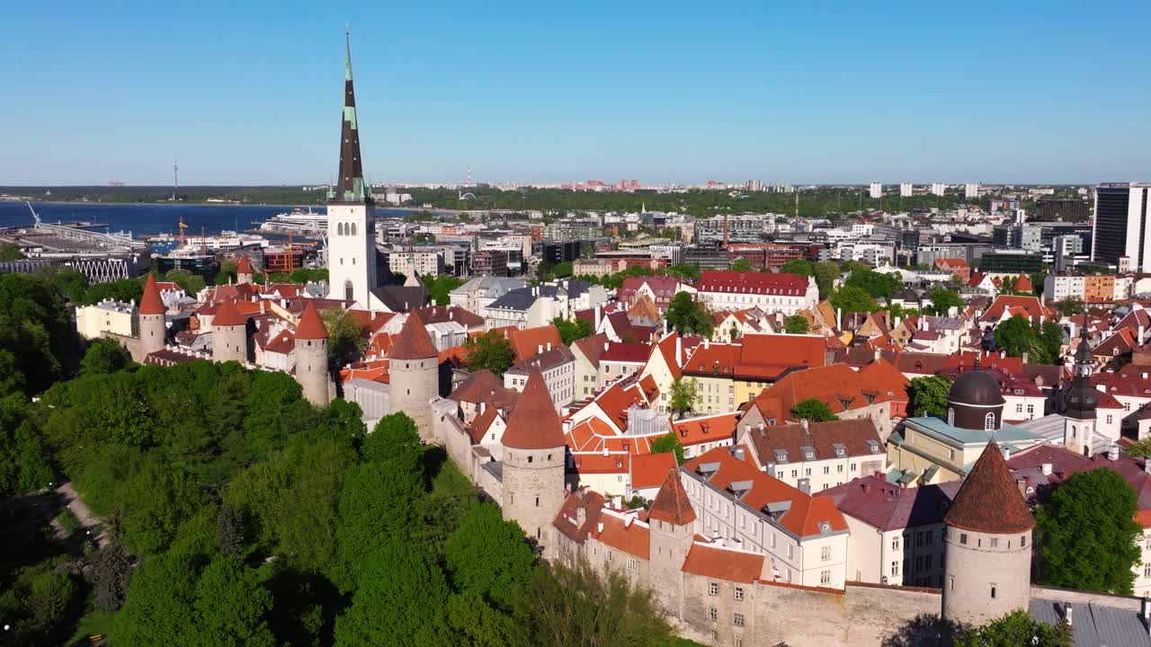 drone aéreo disparado sobre las paredes de tallin, el mar báltico en el fondo