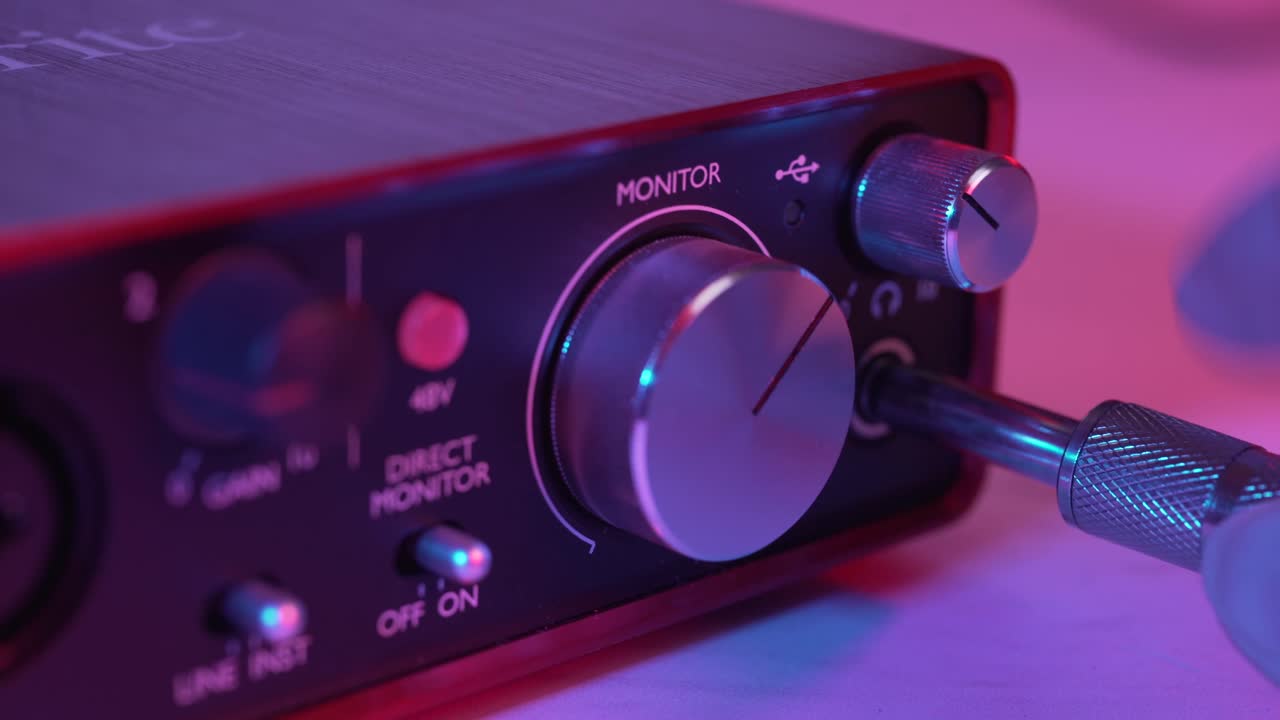 Nærbillede af hånd, der sætter hovedtelefonstik i audio-interface