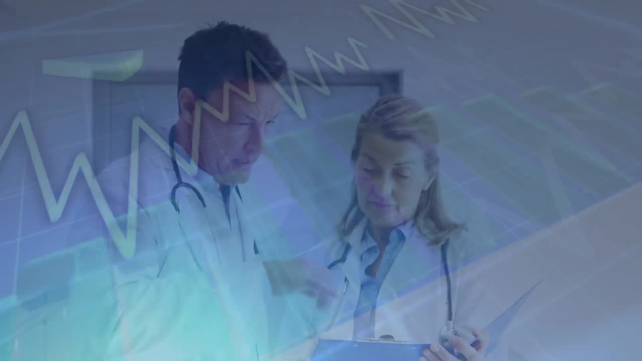 animación del procesamiento de datos sobre los médicos caucásicos hablando