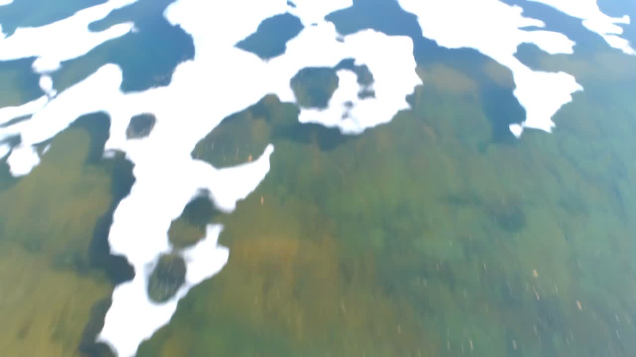 눈으로  ⁇ 인 산과 호수에 떠다니는 얼음 4k