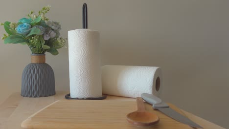 mostrador de la cocina con toallas de papel, tabla de cortar y utensilios