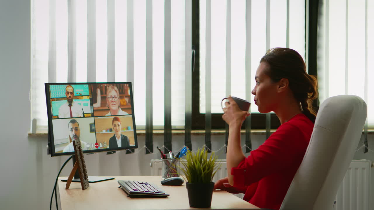 persona de negocios discutiendo en la webcam