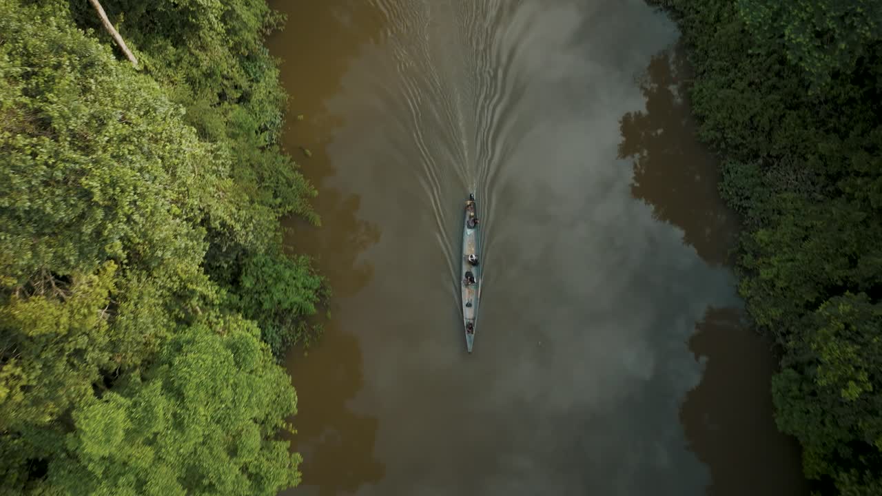 barco tradicional en el río amazonas en medio de una densa vegetación en ecuador
