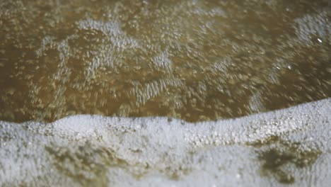 primer plano de agua del agua espumosa y burbujeante cerca del lago velence, hungría