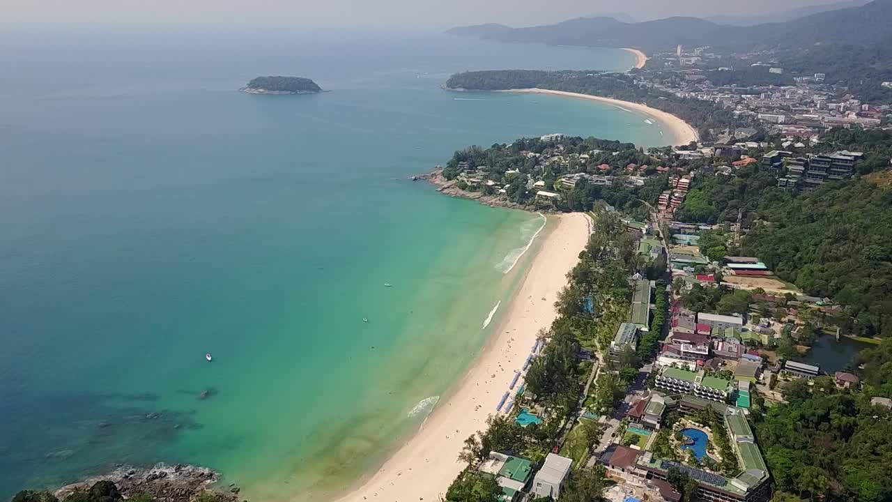 drone disparado en la playa de karon en la isla de phuket