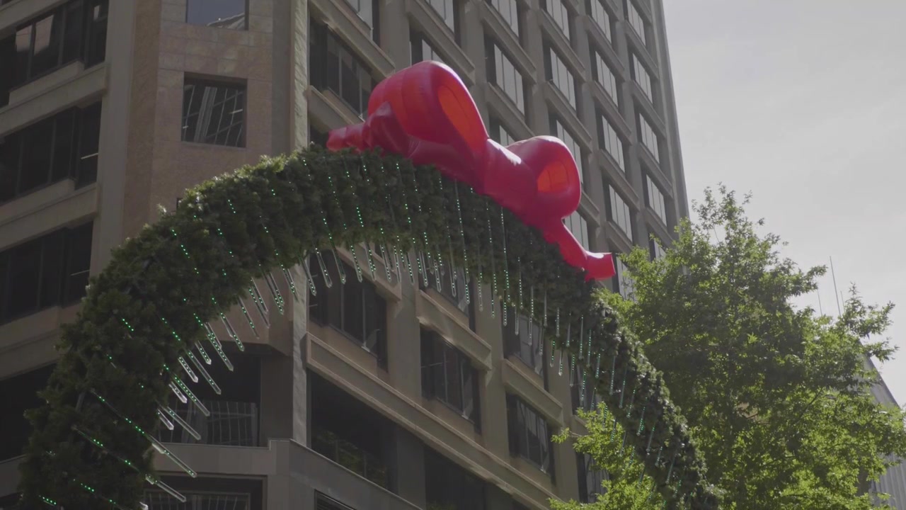 Decoração de Natal na cidade de Sydney, Austrália, durante um dia ensolarado