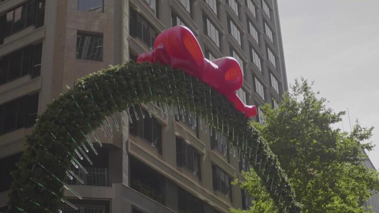 Decoração de Natal na cidade de Sydney, Austrália, durante um dia ensolarado