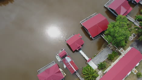 vista superior de drones de casas flotantes en rompin pahang, malasia