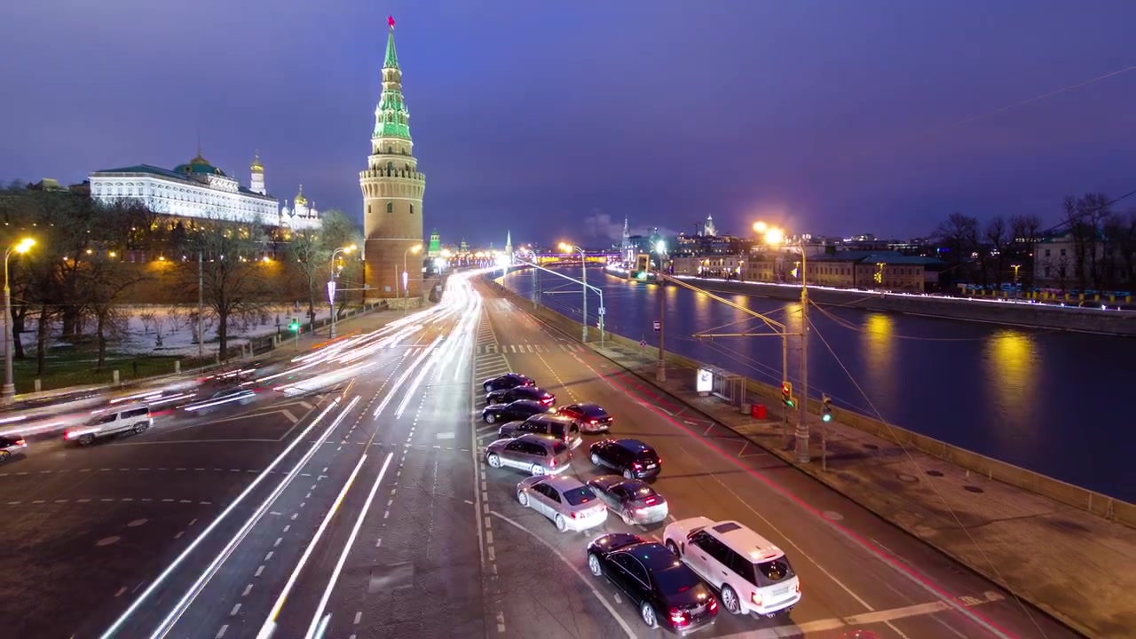 MOSCOU. RUSSIE. Le grand pont de pierre Bolshoy Kamenniy. Vue depuis le pont sur le Kremlin de Moscou et le quai de la Moskova. Timelapse.
