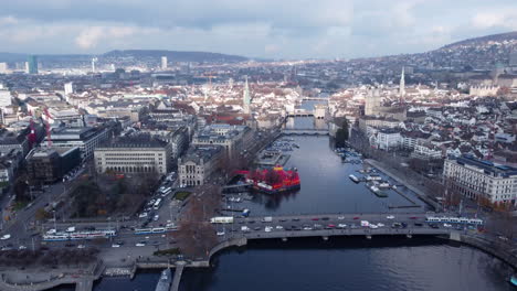 vuelo aéreo sobre zurich en un día nublado y soleado, tráfico en el puente