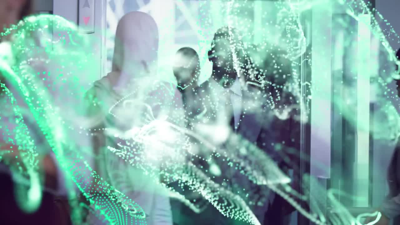 animación de puntos que forman un patrón de onda dinámico sobre diversos compañeros de trabajo hablando y caminando en la oficina