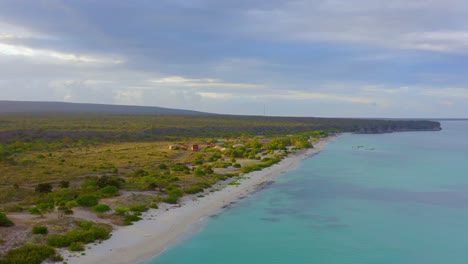 Luftaufnahme-Einer-Idyllischen-Landschaft-Mit-Sandstrand-Und-Ruhigem-Karibischen-Meer-Während-Einer-Mystischen-Wolkenlandschaft-Am-Himmel