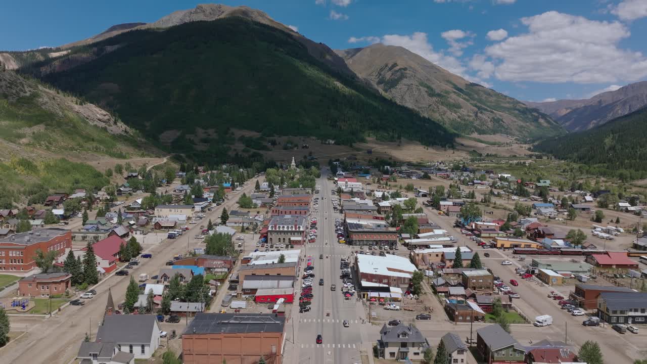 La vista aerea rivela la griglia urbana di Silverton circondata da ripidi pendii montani, allontanamento